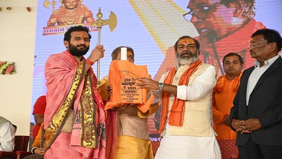 Prayagraj: National Parashuram Parishad mega camp concludes in Divya Kumbh, officers and workers honored