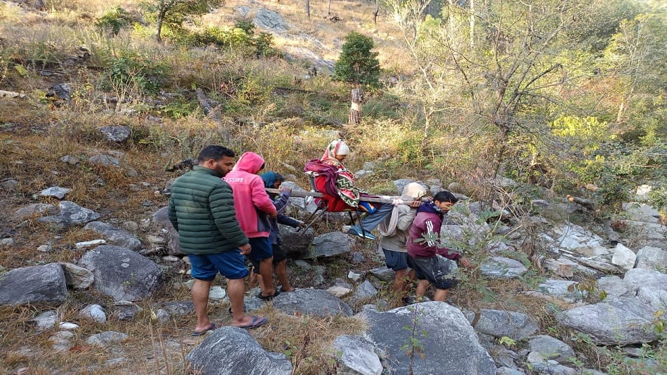 Death while taking old man to hospital with the help of a doli in champawat