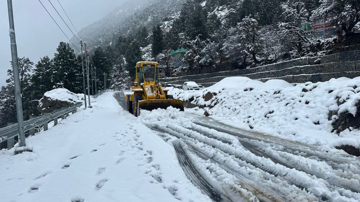 Himachal Snowfall Fresh snowfall of up to 60 cm in Kinnaur people shivering in cold darkness in many areas