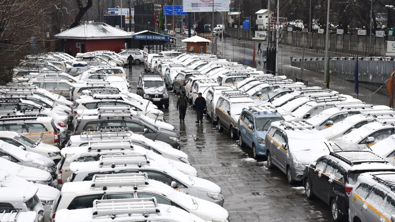 J&K: Srinagar's view becomes snowy and beautiful due to snowfall; The city covered with white sheet took a new