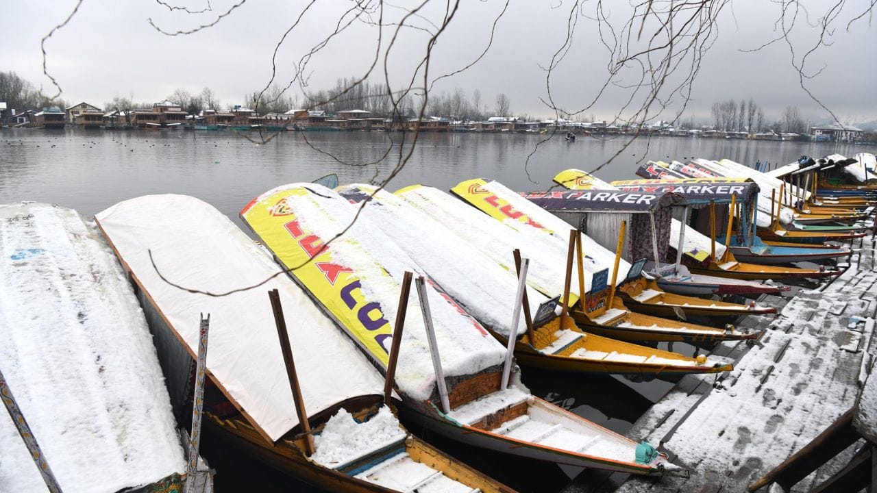 J&K: Srinagar's view becomes snowy and beautiful due to snowfall; The city covered with white sheet took a new