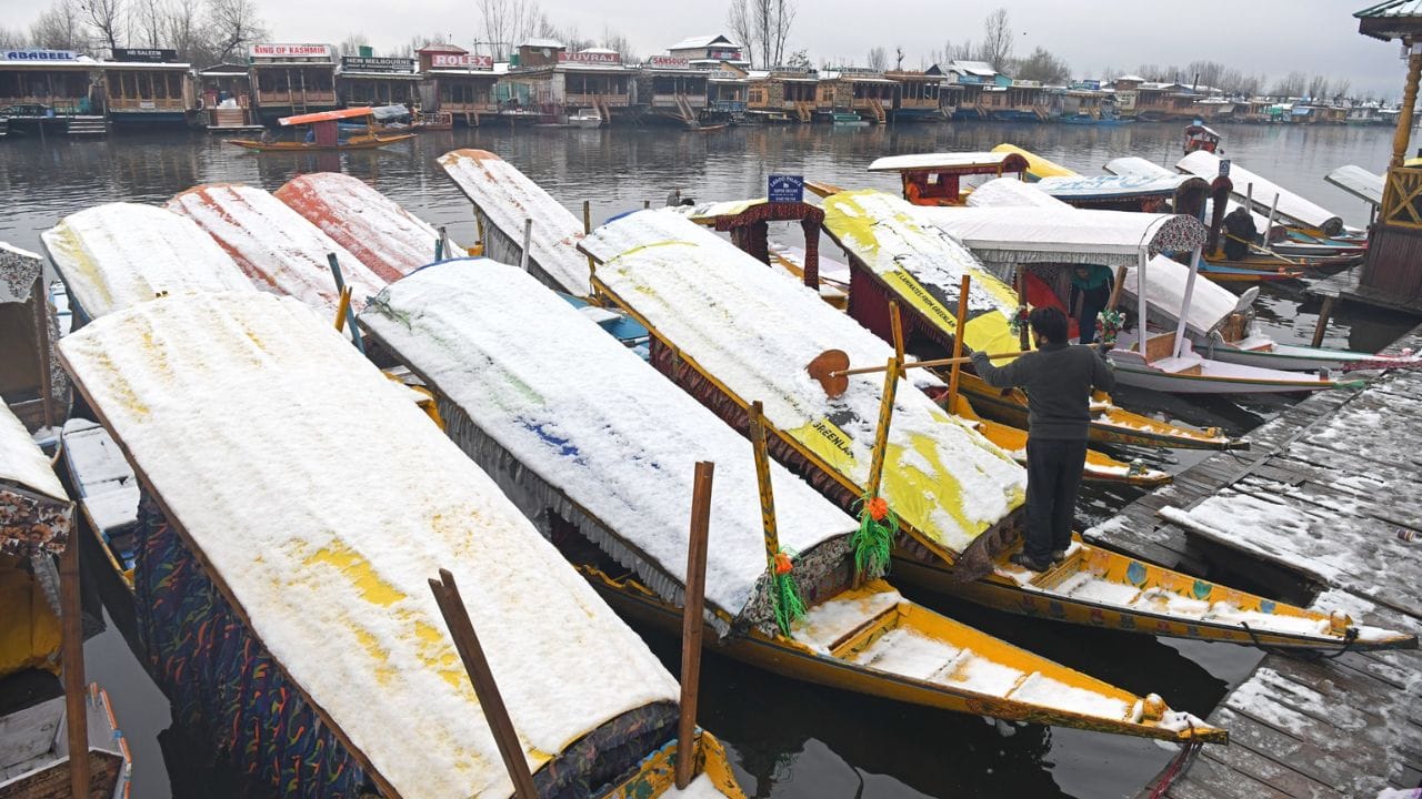 J&K: Srinagar's view becomes snowy and beautiful due to snowfall; The city covered with white sheet took a new
