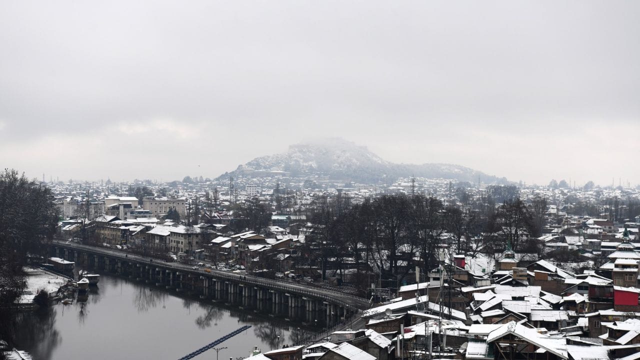 J&K: Srinagar's view becomes snowy and beautiful due to snowfall; The city covered with white sheet took a new