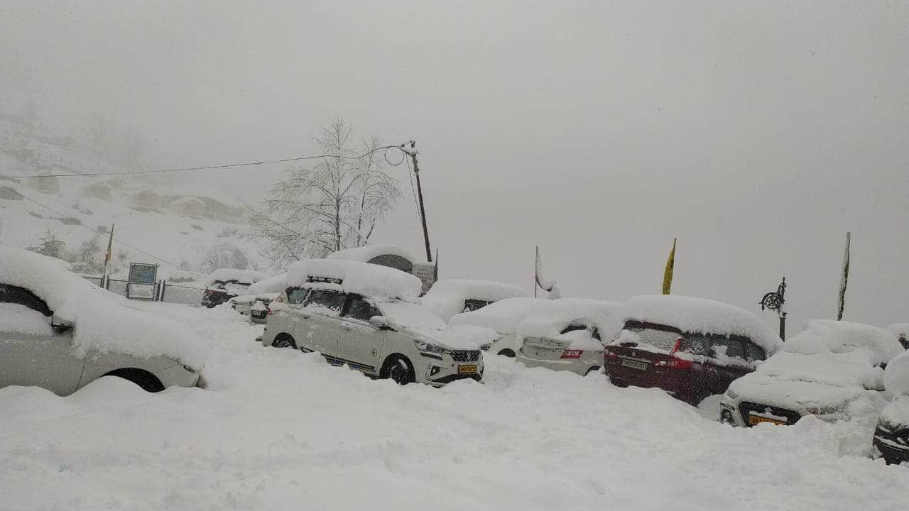 Uttarakhand Snowfall More than 50 villages and Auli in Chamoli covered with heavy snow school closed