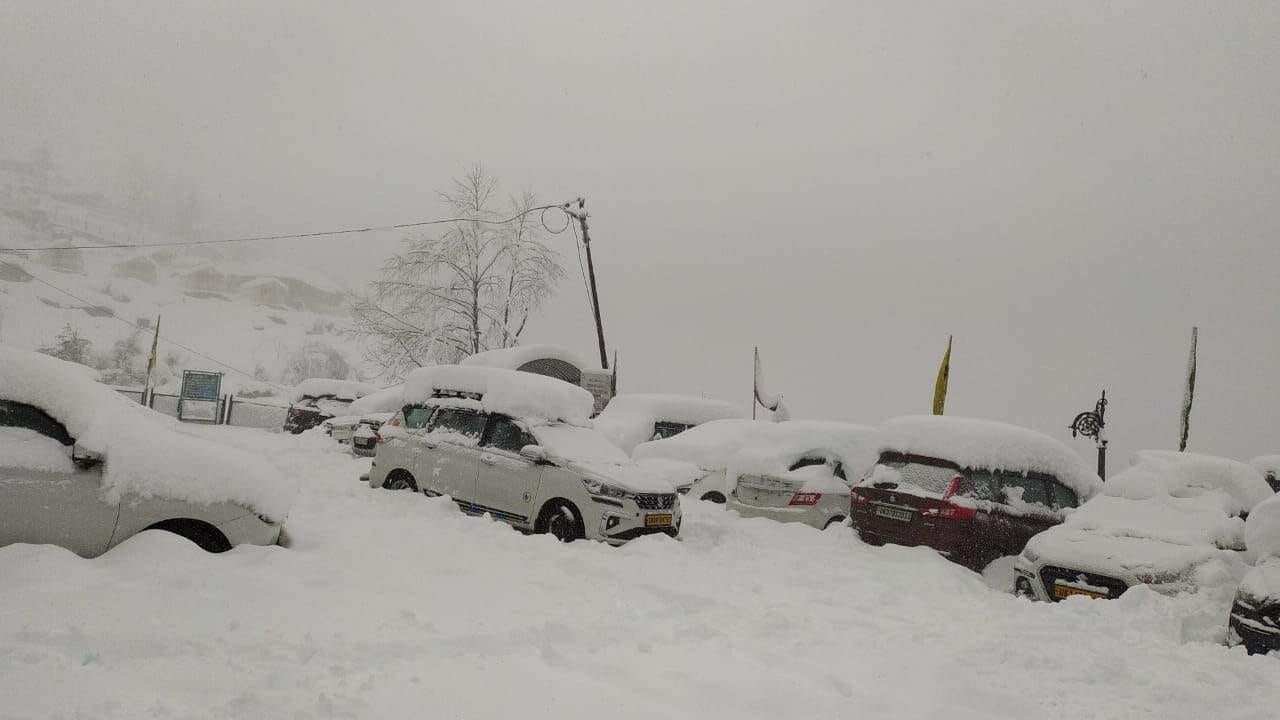 Uttarakhand Snowfall More than 50 villages and Auli in Chamoli covered with heavy snow school closed