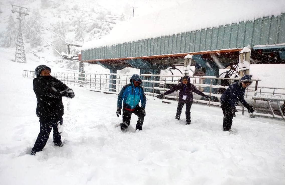 Uttarakhand Snowfall More than 50 villages and Auli in Chamoli covered with heavy snow school closed