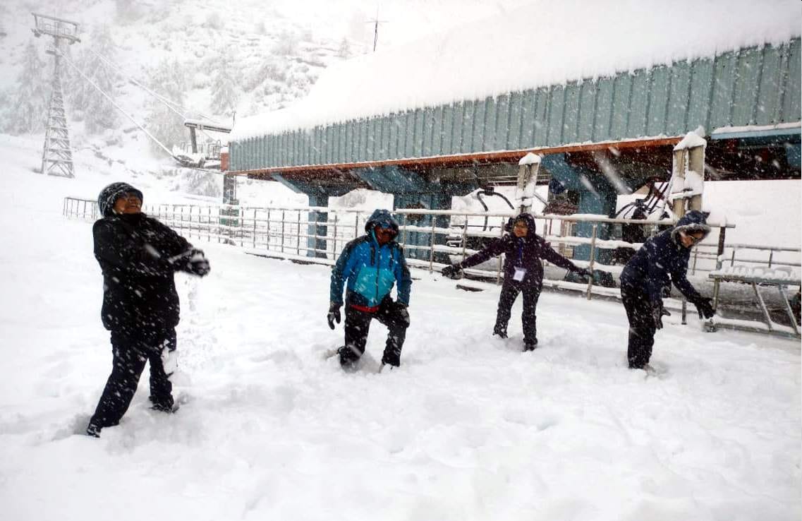 Uttarakhand Snowfall More than 50 villages and Auli in Chamoli covered with heavy snow school closed