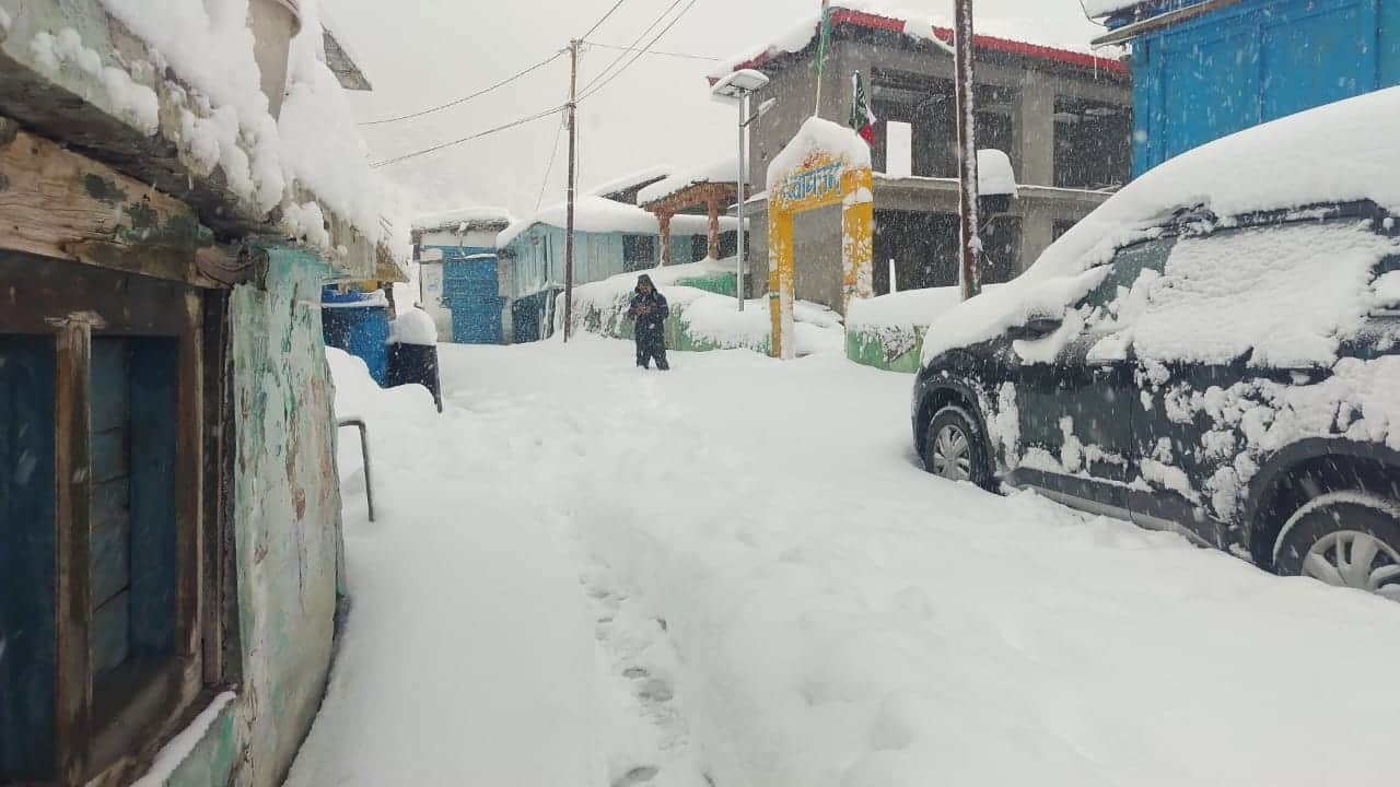 Uttarakhand Snowfall More than 50 villages and Auli in Chamoli covered with heavy snow school closed