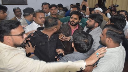 चंद्र शेखर आजाद का विरोध करते छात्र इंजमाम उल हक के साथ धक्का - मुक्की