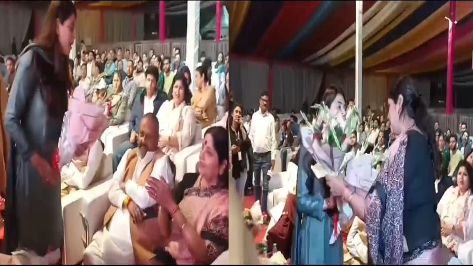 Taj Mahotsav 2025: Chairperson of Women Commission got angry with CDO hence refused to accept bouquet
