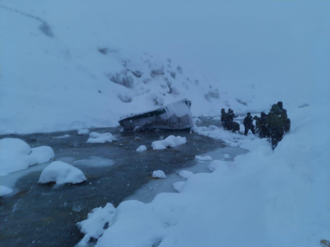 Chamoli Avalanche 57 workers were sleeping in a container suddenly mountain of snow fell from Kuber mountain