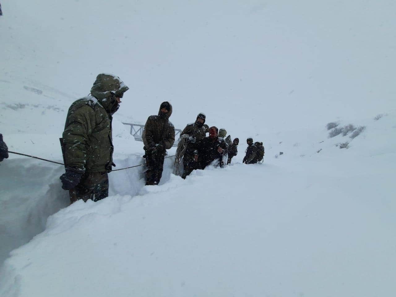 Chamoli Avalanche Soldiers did not stop even for a minute during 11-hour rescue operation even Eight feet snow