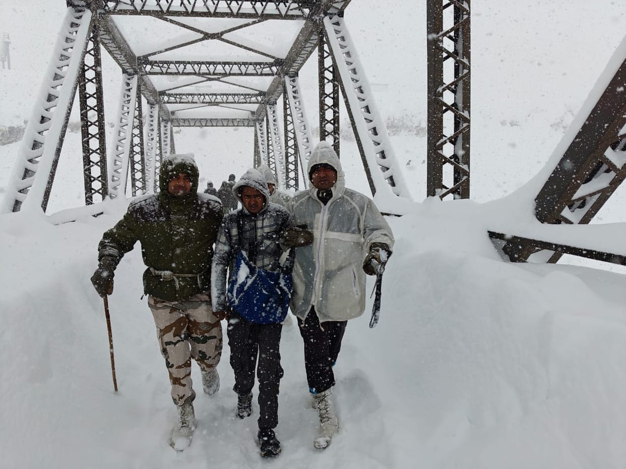 Uttarakhand Chamoli Glacier Burst Amid Snowfall BRO Camp Damaged Labourer Stucked All Update