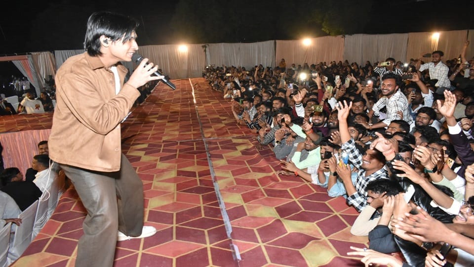 Singer Mahi Star Night at Mangalayatan University Atharva