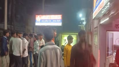 हाफिजगंज थाने में जुटे लोग