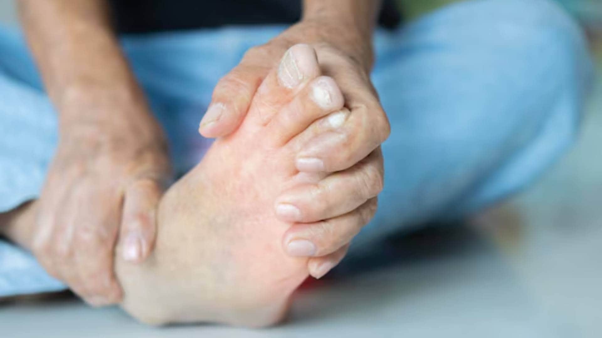 Tingling Sensations in hands and feet occur again and again Know the causes and easy prevention measures