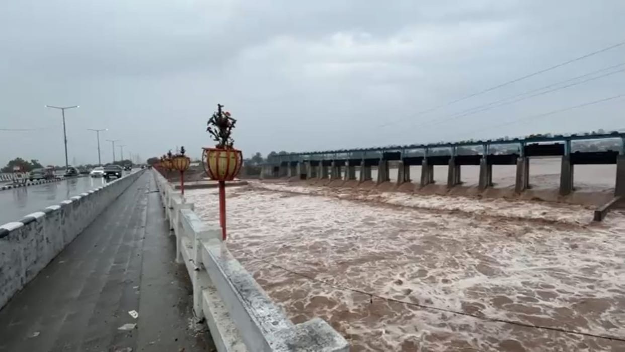 J&K: Flood like situation in Jammu, mother and son die after being hit by boulder, SDRF busy in saving 12 work