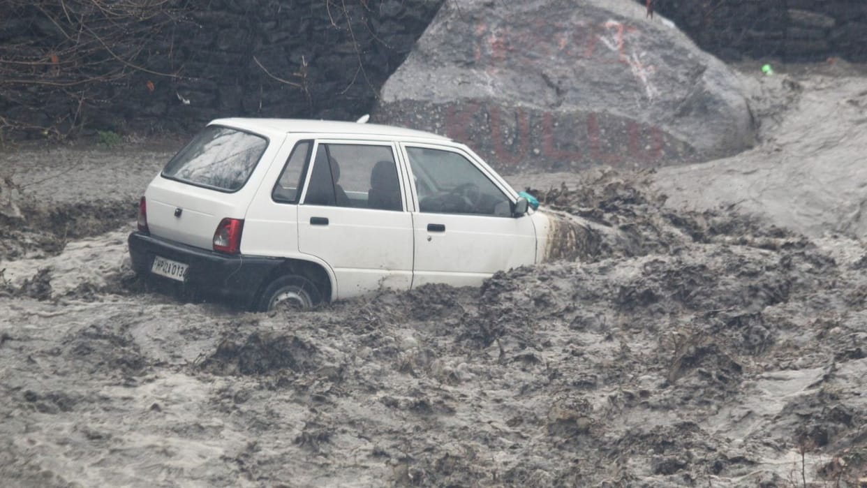 Himachal Landslide Water entered the parking lot in Kullu five vehicles got stranded