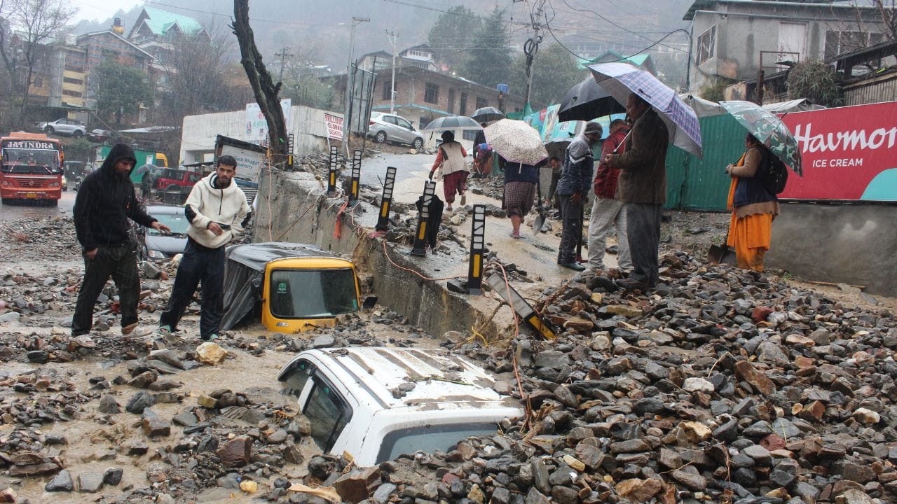 Clouds burst at two places in Himachal 5 icebergs fell one dead two missing due to heavy rain and snowfall