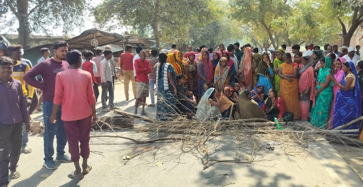 A bus crushed a child crossing the road angry family members created a ruckus blocked the road
