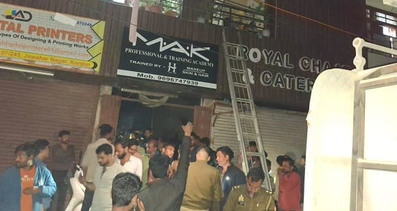 Fire broke out due to short circuit in the ground floor of a three storey house 30 people were first rescued