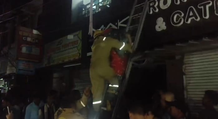 Nehru nagar fire Accident in Kanpur As soon as the building filled with smoke people started screaming