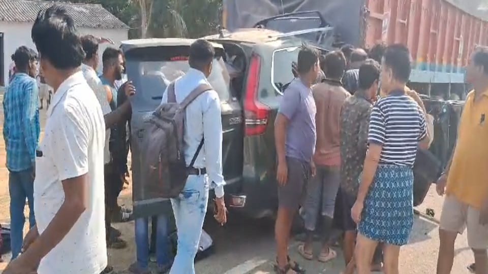 Fierce collision between car and truck three people in Scorpio died two in critical condition in Raigarh