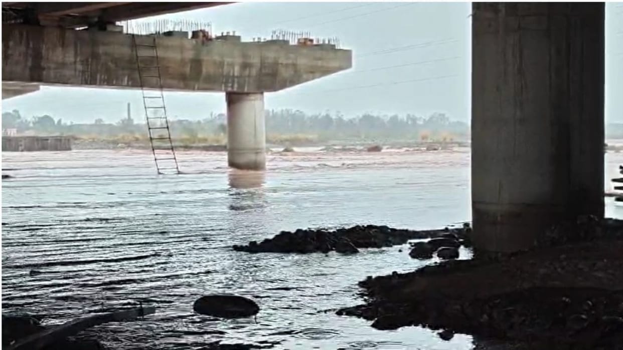 Kathua: 11 workers and employees trapped in flood in Ujj river; SDRF team rescued and brought him to safety