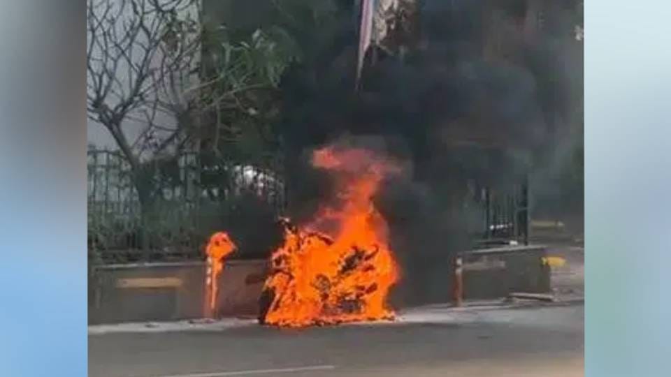 Moving scooter caught fire, woman saved her life by jumping