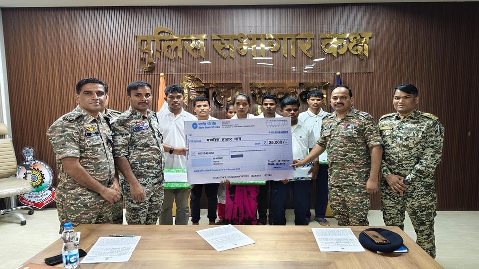 Seven Naxalites along with a Naxal couple surrendered reward on their head was Rs 32 lakh in Jagdalpur