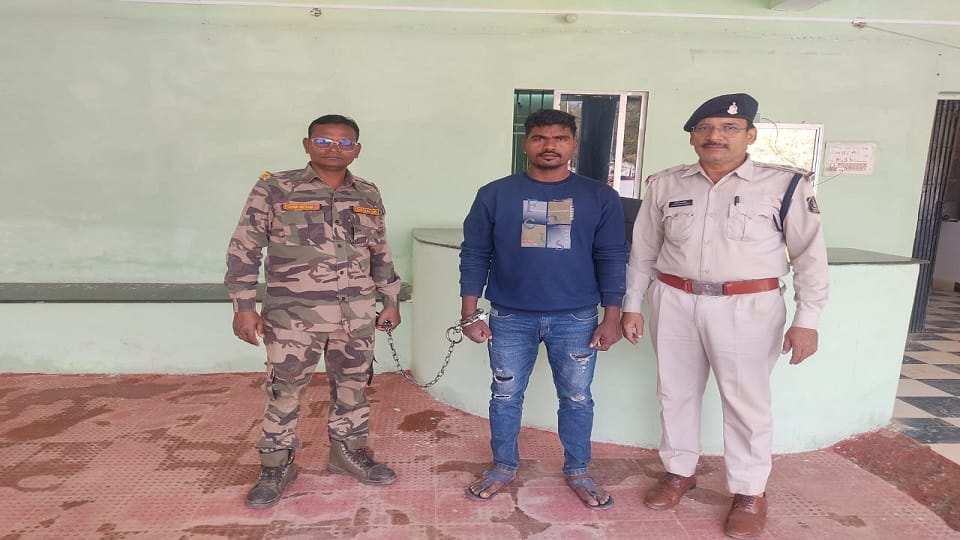 पुलिस की गिरफ्त में आरोपी