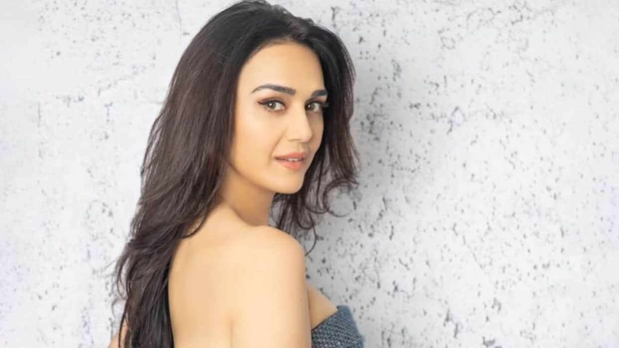 To whom Preity Zinta will like shah rukh khan or saif ali khan actress gives funny reply
