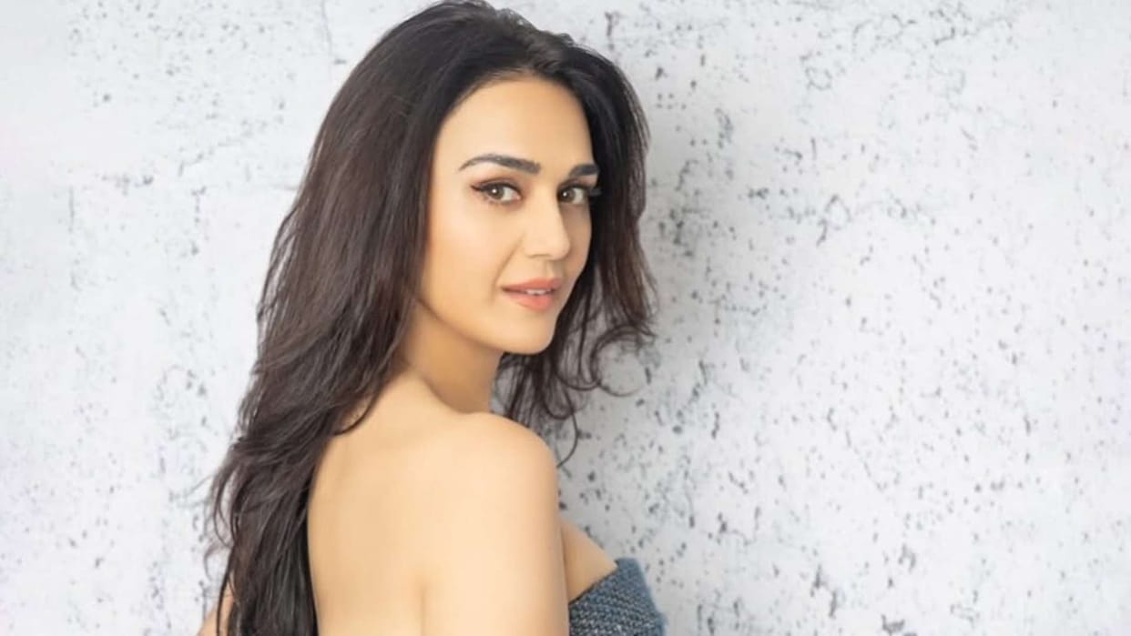 To whom Preity Zinta will like shah rukh khan or saif ali khan actress gives funny reply