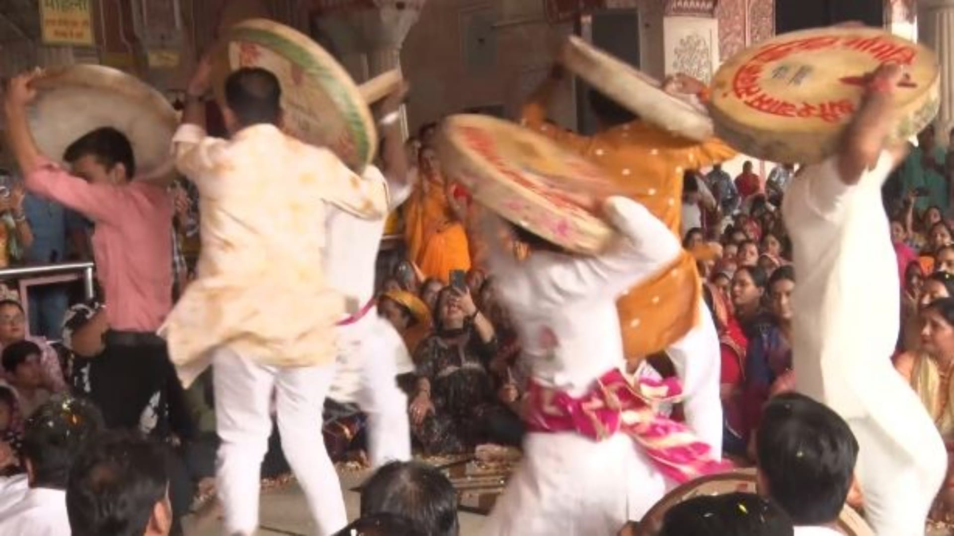 Jaipur: Crowd gathered in the Phagotsav of Govind Dev Ji, devotees drenched in the Holi of Chang and flowers