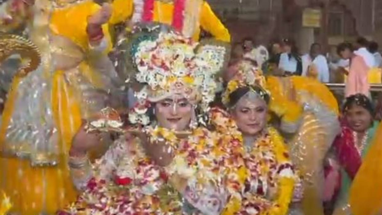 Jaipur: Crowd gathered in the Phagotsav of Govind Dev Ji, devotees drenched in the Holi of Chang and flowers