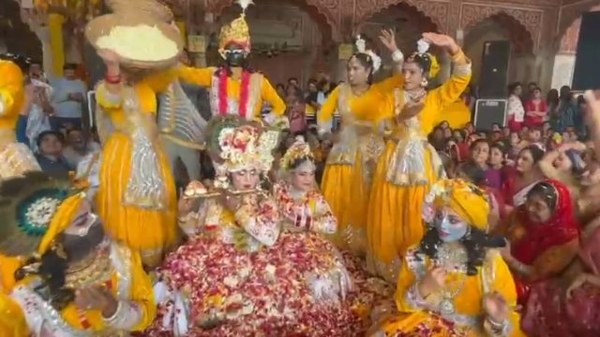 Jaipur: Crowd gathered in the Phagotsav of Govind Dev Ji, devotees drenched in the Holi of Chang and flowers