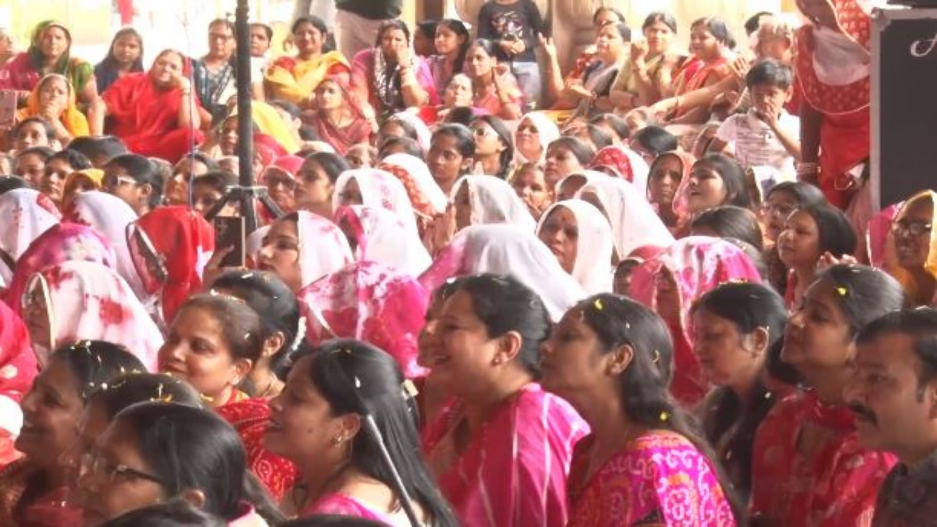 Jaipur: Crowd gathered in the Phagotsav of Govind Dev Ji, devotees drenched in the Holi of Chang and flowers
