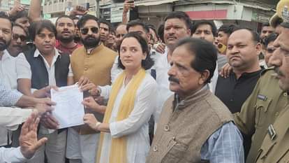 ज्ञापन सौंपते हुए