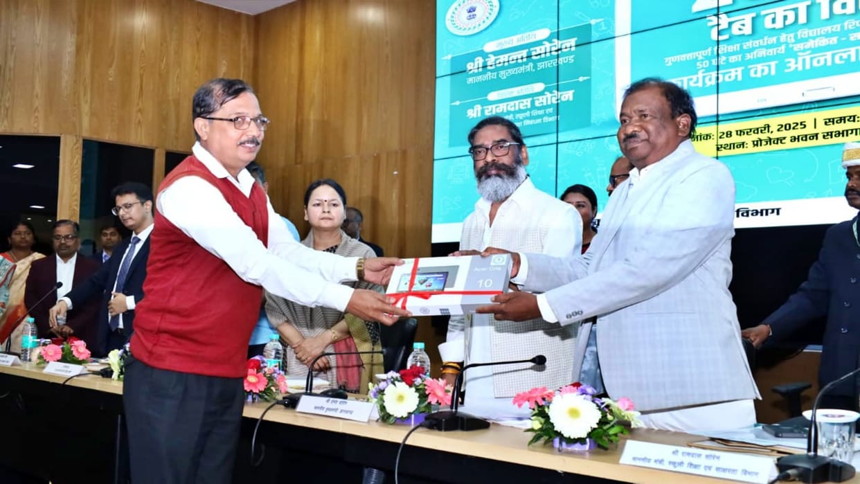 Ranchi News: 28,945 primary schools of Jharkhand get digital boost, CM Hemant Soren distributes tablets