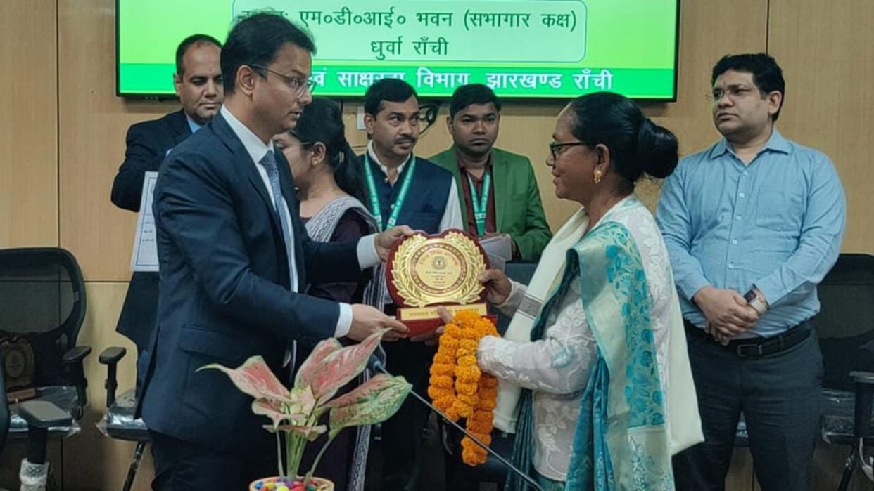 Ranchi News: Education Department Secretary Uma Shankar honored retired teachers, says teachers never retire