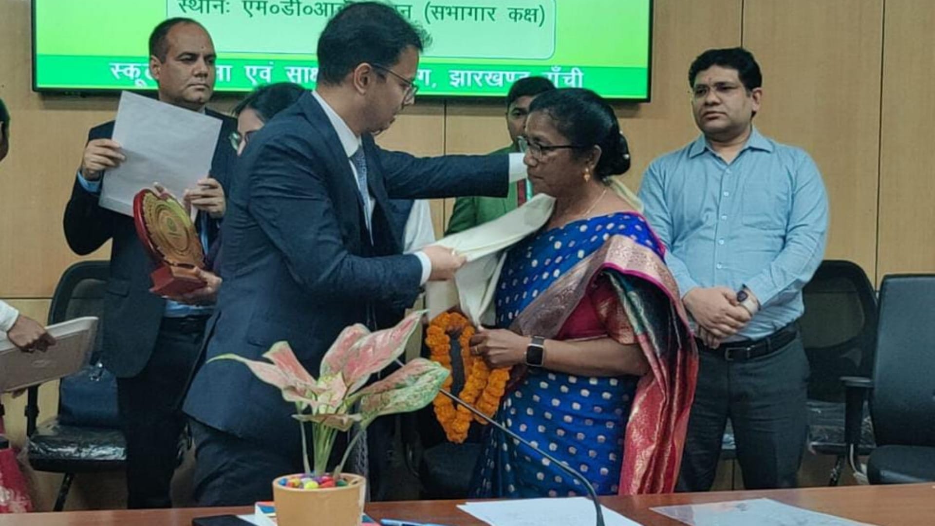 Ranchi News: Education Department Secretary Uma Shankar honored retired teachers, says teachers never retire
