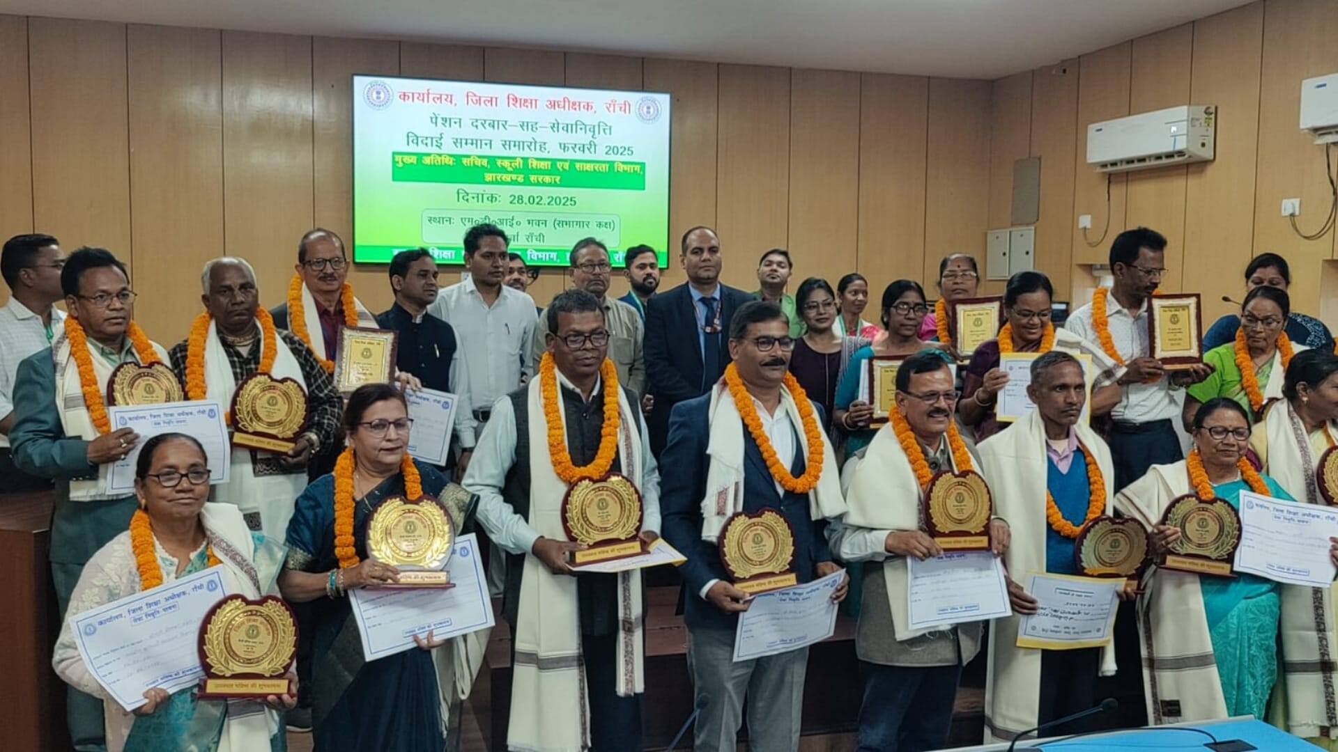 Ranchi News: Education Department Secretary Uma Shankar honored retired teachers, says teachers never retire
