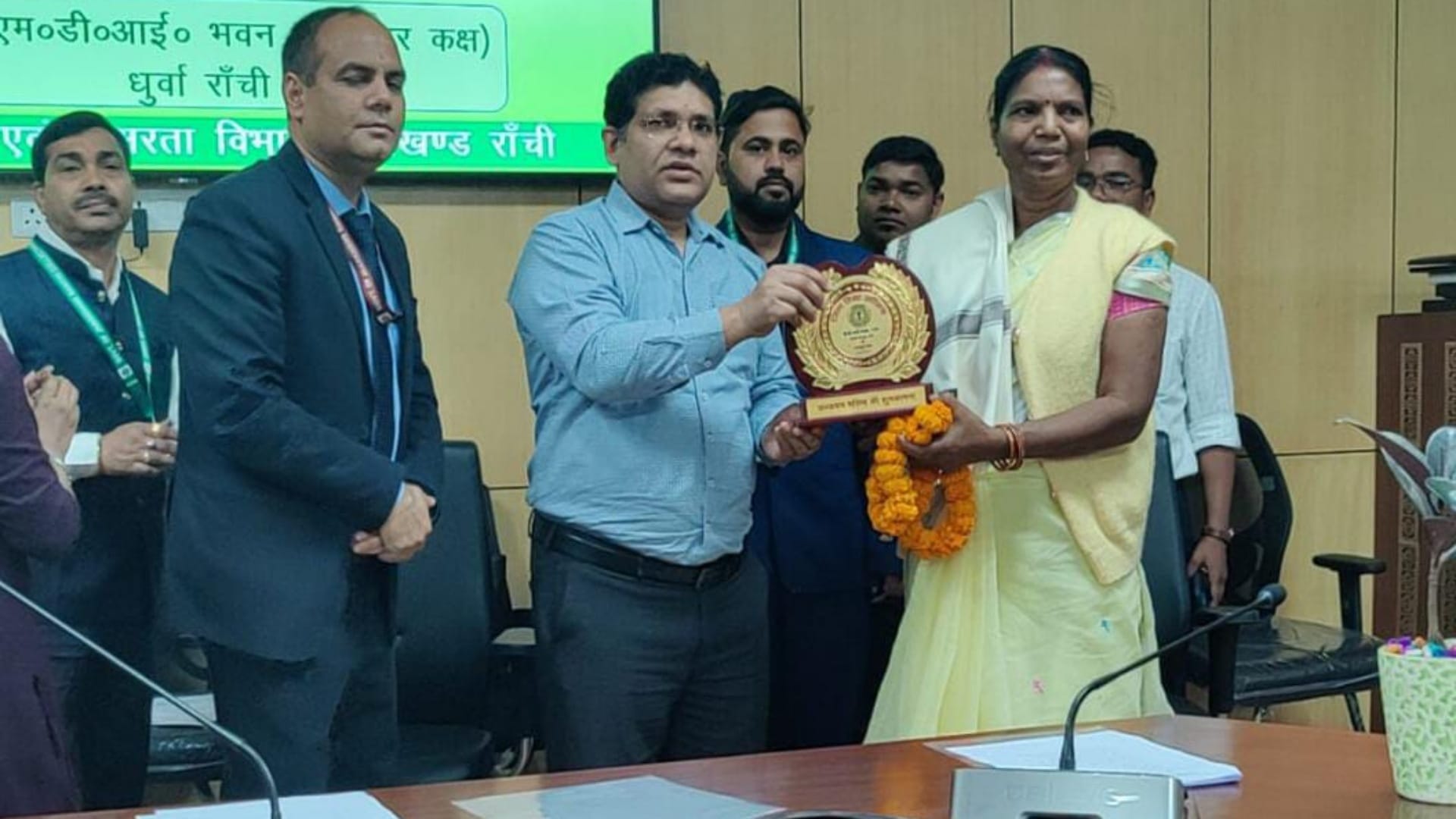 Ranchi News: Education Department Secretary Uma Shankar honored retired teachers, says teachers never retire
