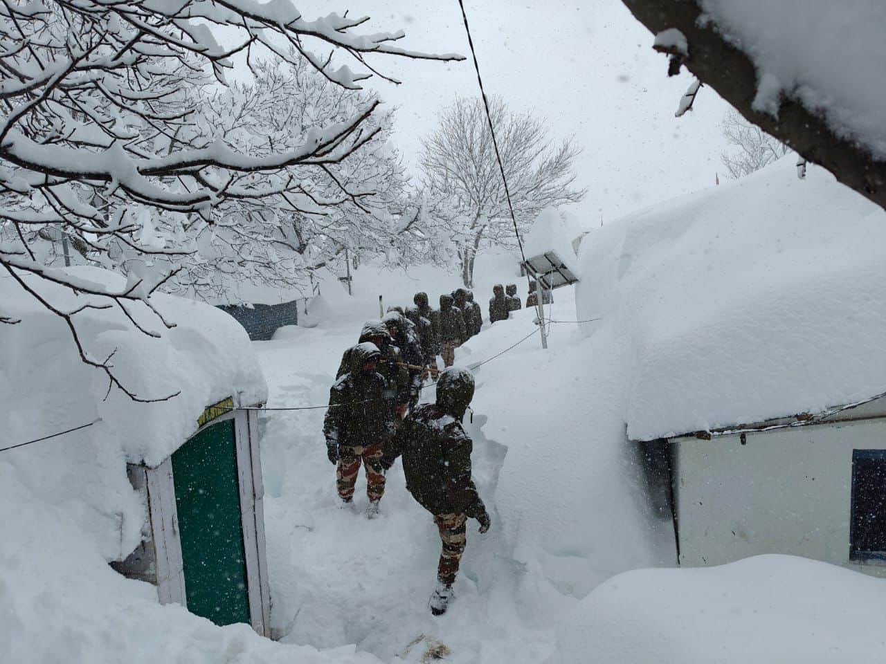 Chamoli Avalanche Soldiers did not stop even for a minute during 11-hour rescue operation even Eight feet snow