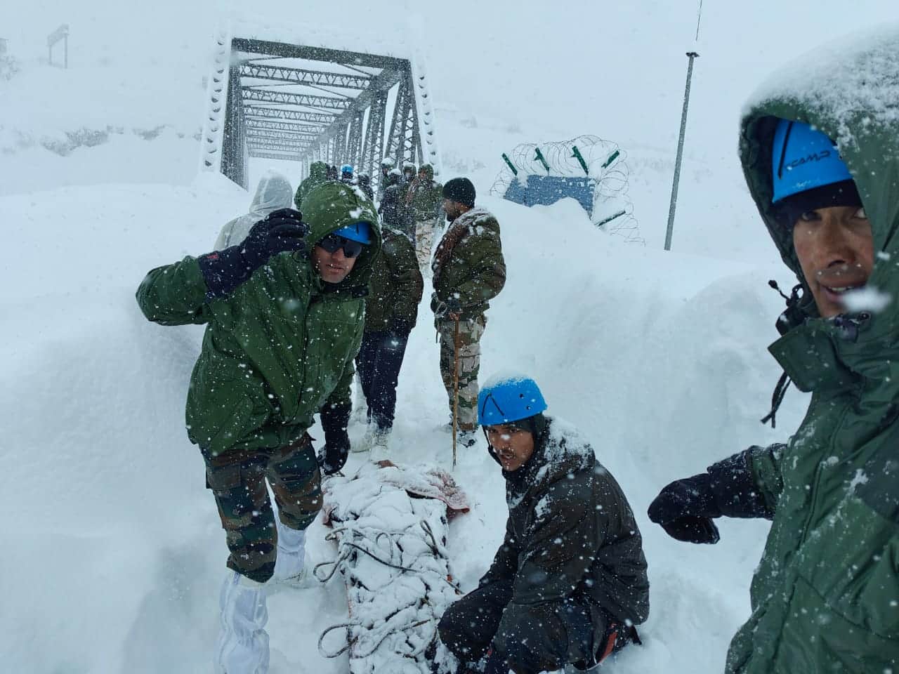 Chamoli Avalanche Soldiers did not stop even for a minute during 11-hour rescue operation even Eight feet snow