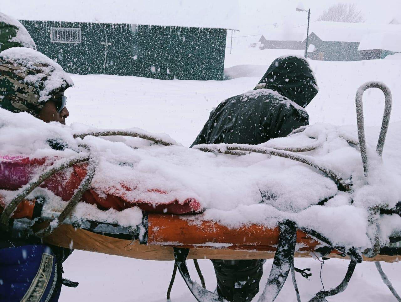 Chamoli Avalanche Soldiers did not stop even for a minute during 11-hour rescue operation even Eight feet snow