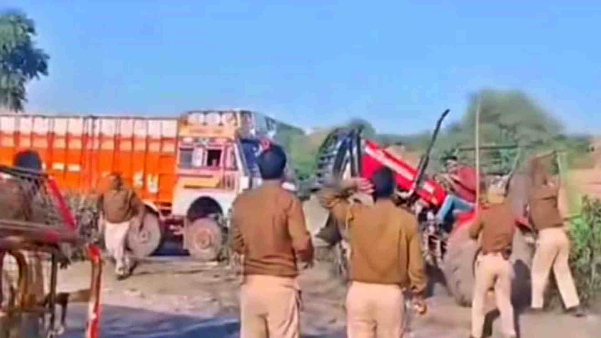 रेत खनन के आरोपी पर लाठियां बरसाती पुलिस।