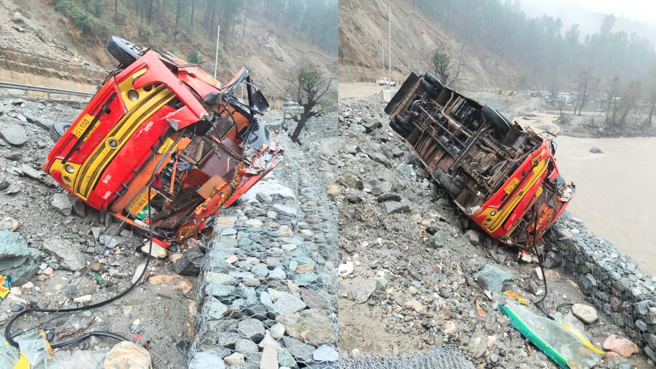 private bus overturned on the roadside after being hit by a landslide, driver and conductor injured