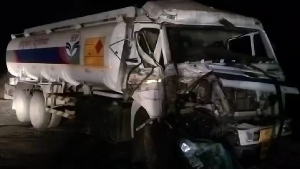 A head-on collision between a petrol vehicle and a capsule vehicle; two people were injured in the accident