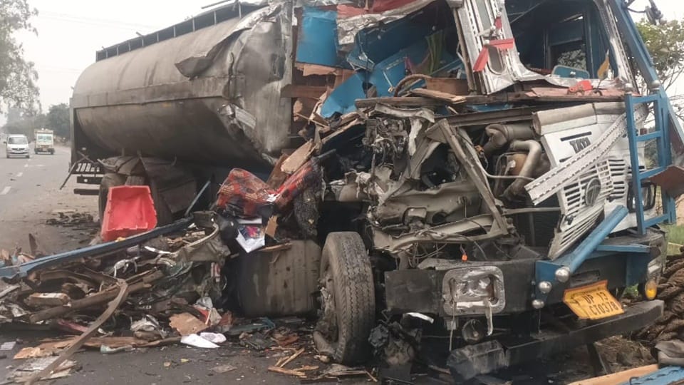 Sambhal: Head-on collision between truck and tanker, vehicles shattered.. Drivers die